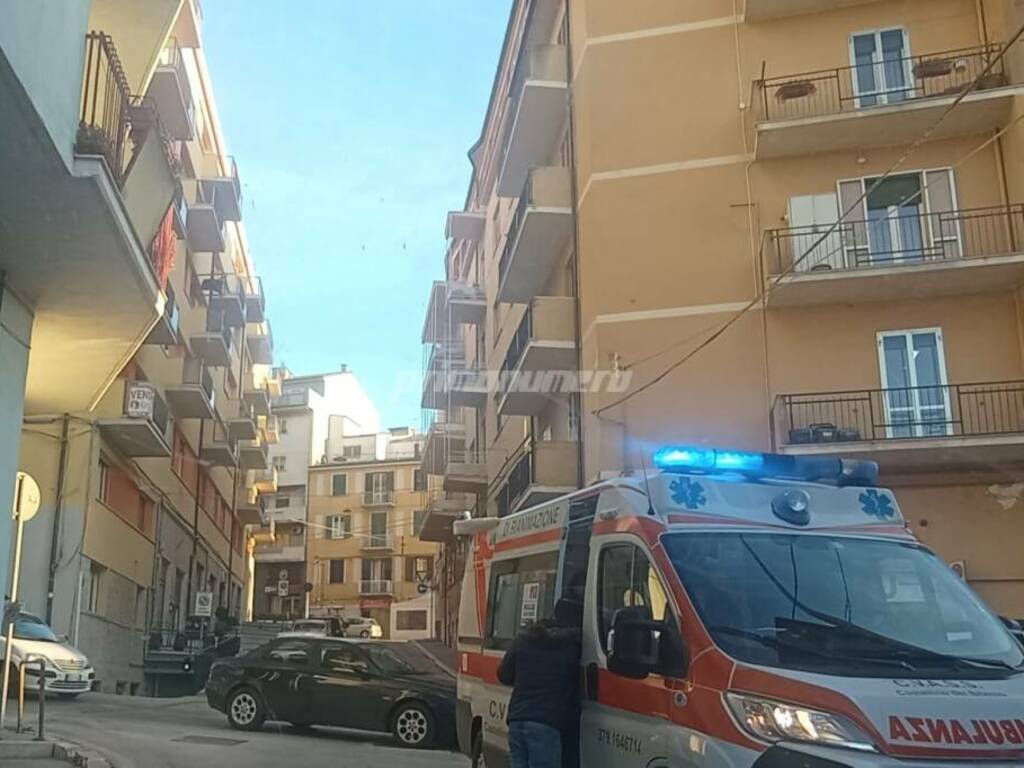 ambulanza - incidente via Crispi e via Insorti d'Ungheria