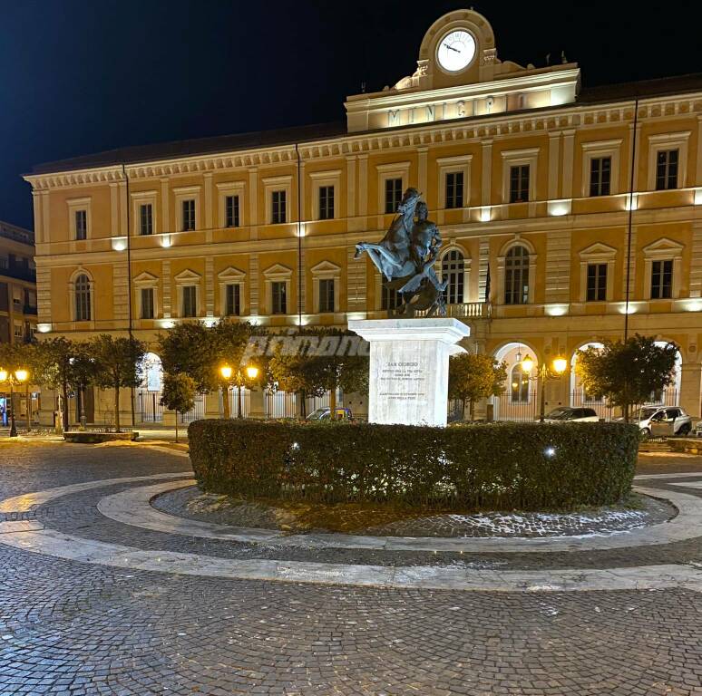 Comune Campobasso e statua San Giorgio di notte
