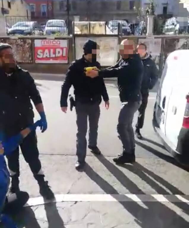 Taser poliziotto pescivendolo