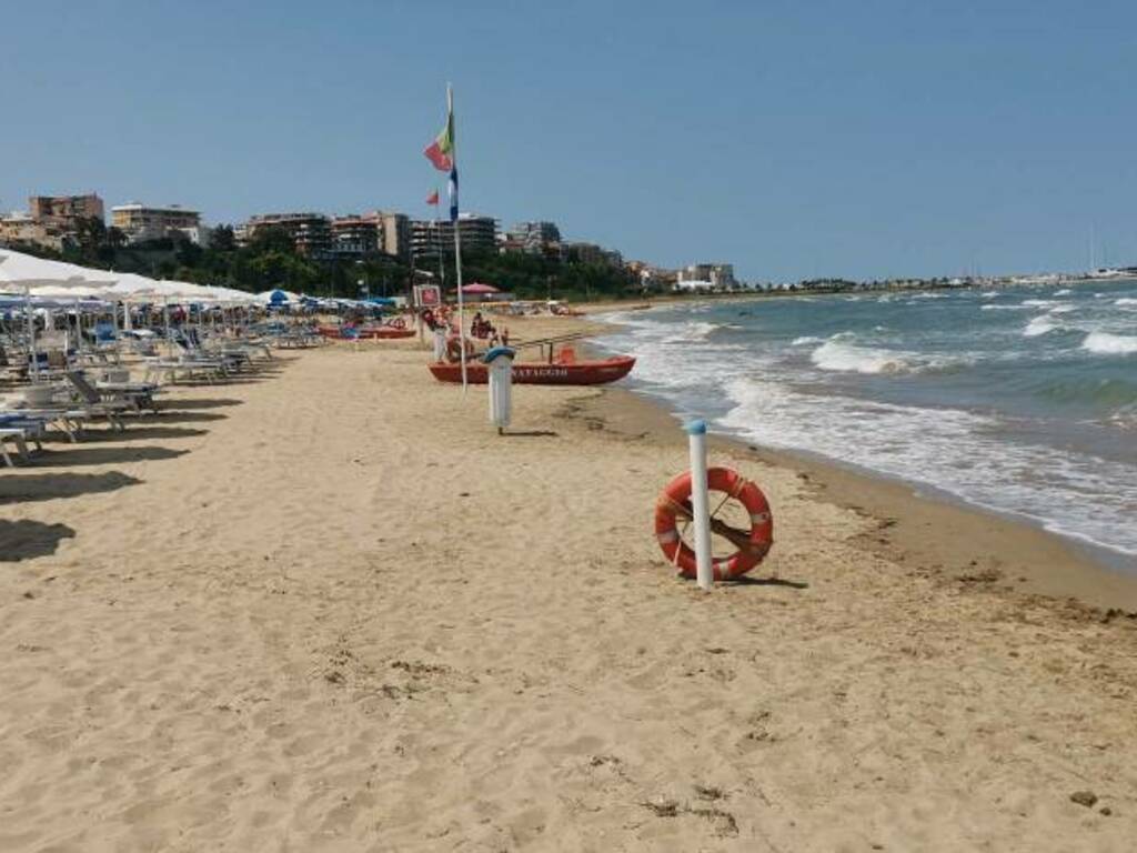 Spiaggia riovivo mare agitato bandierina rossa 