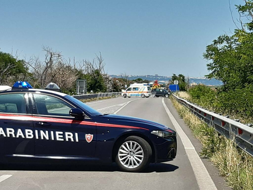 Incidente statale 16 auto moto