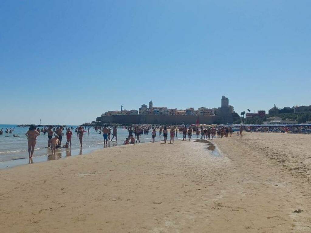 bagnanti mare spiaggia luglio