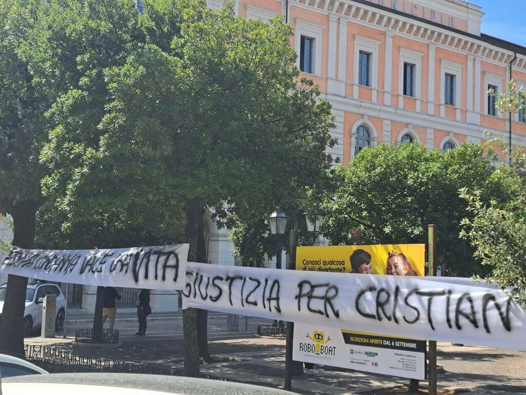 Striscioni cristiano micatrotta giorno sentenza