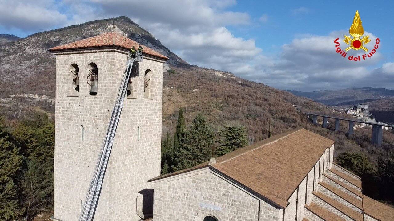 campanile abbazia castel san vincenzo messa in sicurezza gru