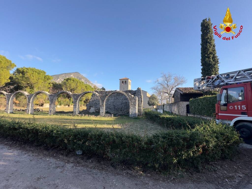 campanile abbazia castel san vincenzo messa in sicurezza gru