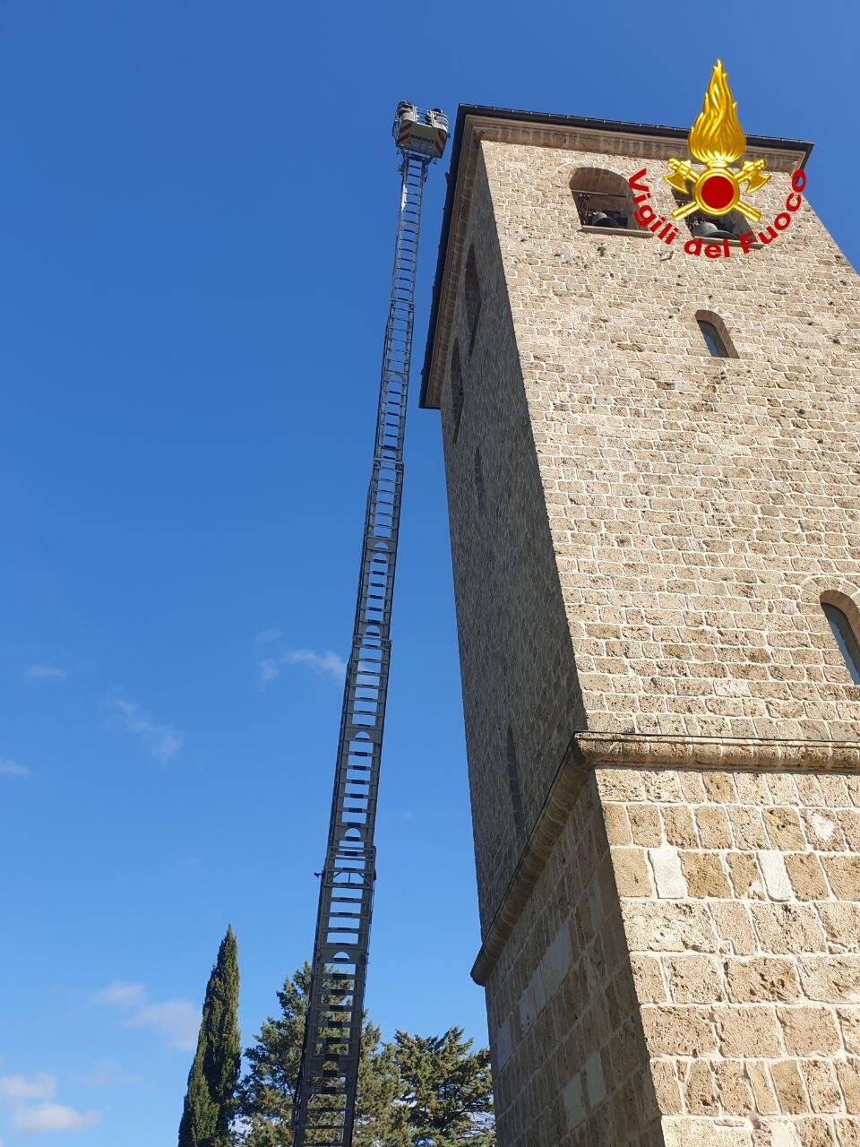 campanile abbazia castel san vincenzo messa in sicurezza gru