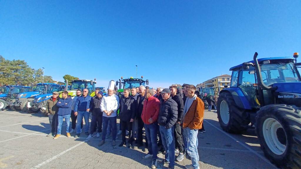 L'onda lunga della protesta in Molise, la carica dei trattori a Termoli.  L'agricoltura sta morendo, così si spopola il territorio - Primonumero