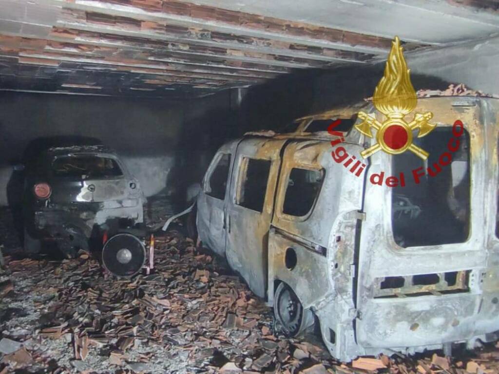 Incendio auto in condominio termoli 