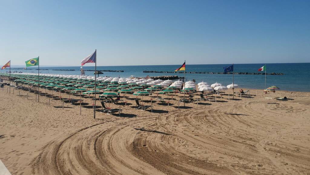 Lungomare bagnanti spiaggia 