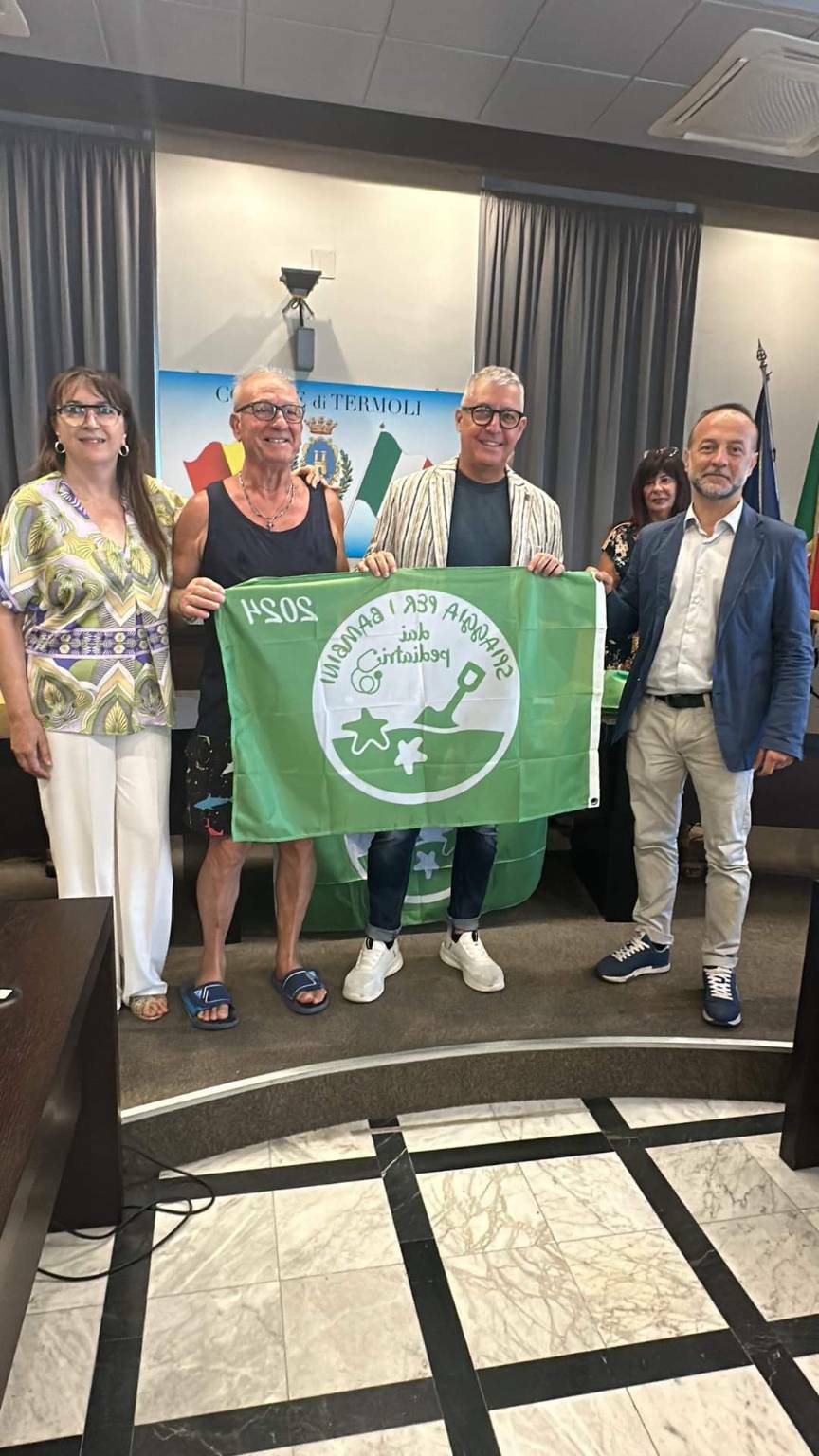 Consegna bandiera verde ai balneatori Termoli 