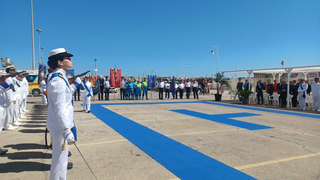 La cerimonia del passaggio di consegne al porto