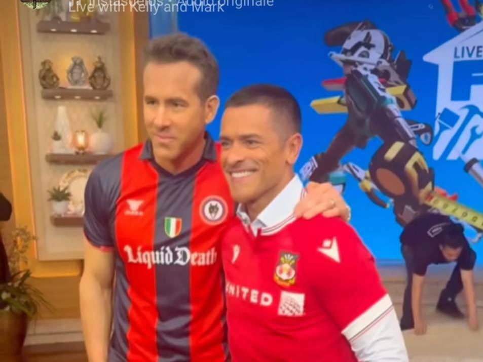 Ryan reynolds con la maglia del cb calcio