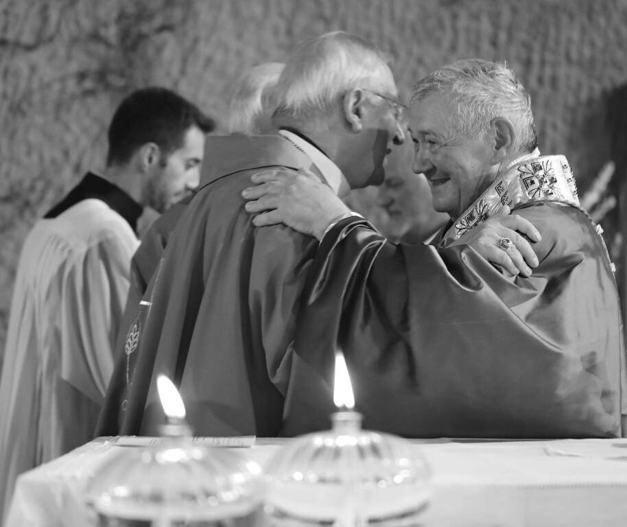 Abbraccio Stefano leone racconta 50 anni vescovo 