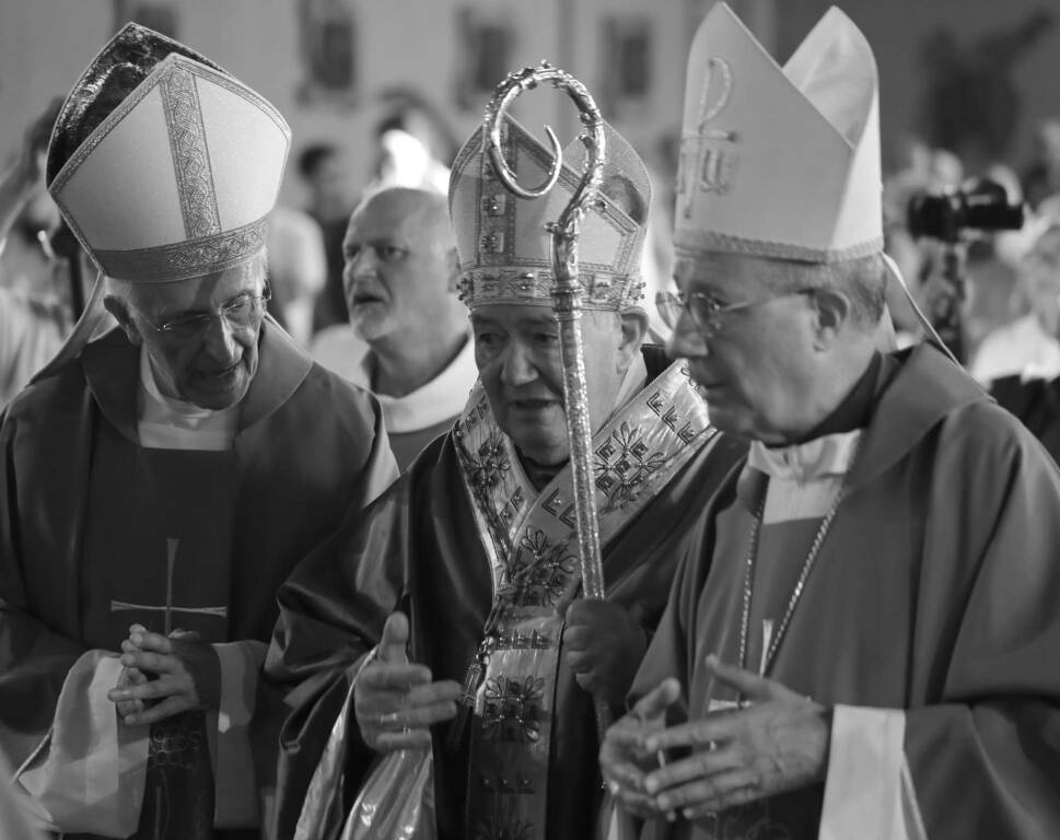 Abbraccio Stefano leone racconta 50 anni vescovo 