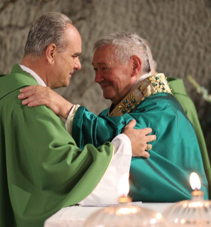 Abbraccio Stefano leone racconta 50 anni vescovo 