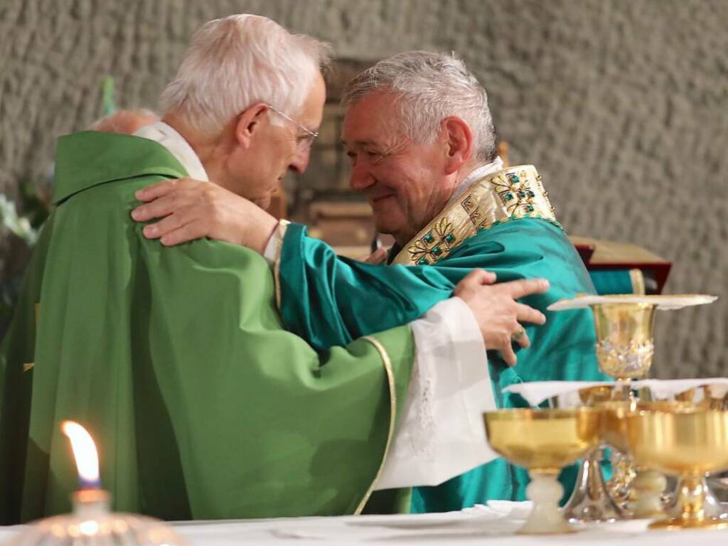 Abbraccio Stefano leone racconta 50 anni vescovo 