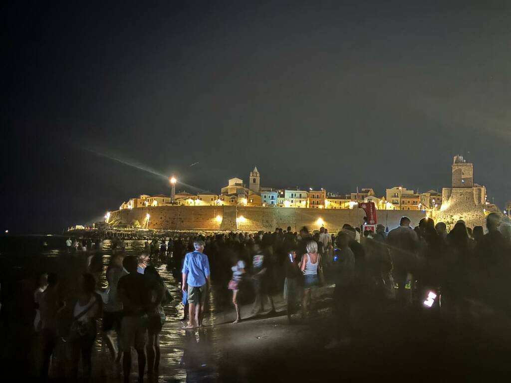 gente spiaggia ferragosto incendio castello